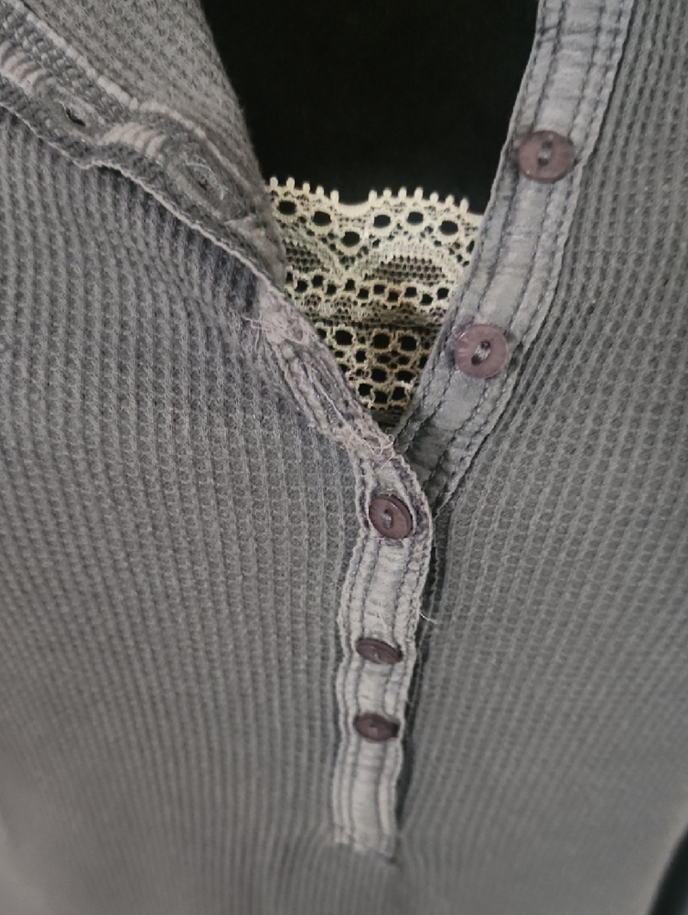 ๐บY2K Bella Swan AEO Henley๐บ - Picture 2 of 8